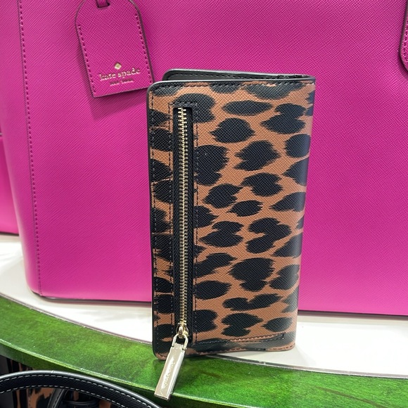 Kate Spade Schuyler Large Slim Bifold Wallet
COLOR:
Multi
NWT - Picture 10 of 16